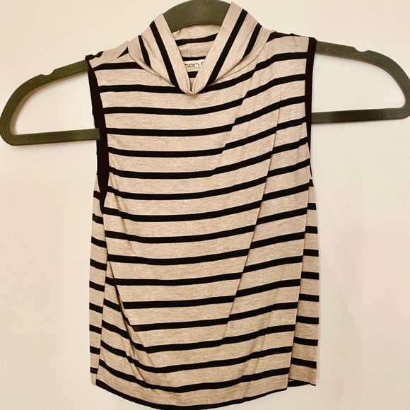 Turtle neck crop top with cutout back - Picture 2 of 3